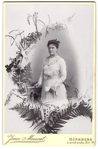 Fotografie Jean Muscat, Nürnberg, Lernhards-Str. 1a, Portrait Frau im hellen Kleid mit Handschuh