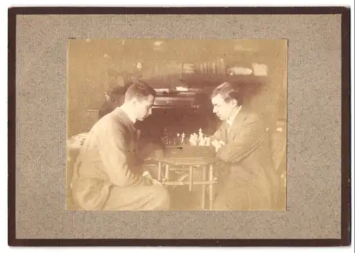 Fotografie unbekannter Fotograf und Ort, zwei Herren bei einer Schach Partie