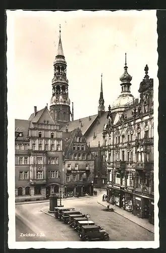 AK Zwickau i. Sa., Parkende Automobile gegen Kirchturm