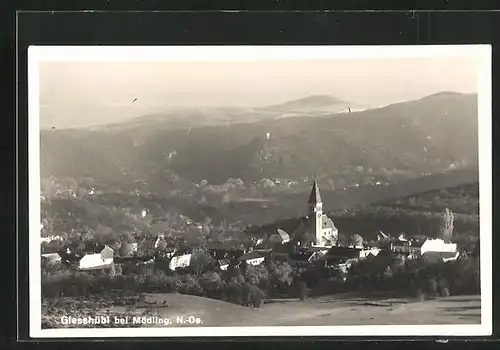 AK Giesshübl, Ortsansicht mit Hügellandschaft