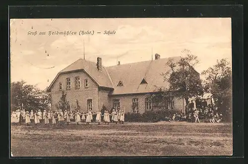 AK Heidmühlen / Holst., Tanzende Kinder vor der Schule