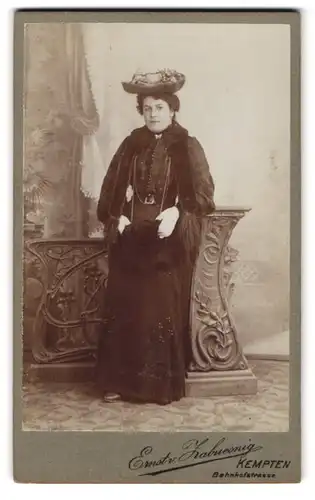 Fotografie Ernst v. Zabuesnig, Kempten, Bahnhofstrasse, Portrait bürgerliche Dame in zeitgenössischer Kleidung