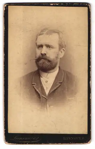 Fotografie G. W. Leineweber, Hannover, Georgstrasse 16, Portrait stattlicher Herr im Anzug mit Bart