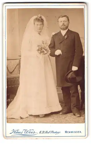 Fotografie Hans Weis, Memmingen, Portrait bürgerliches Paar in Hochzeitskleidung mit Schleier und Blumenstrauss