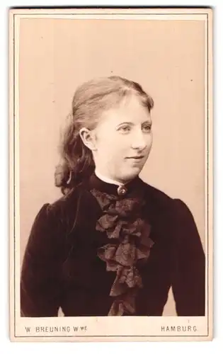 Fotografie W. Breuning Witwe, Hamburg, Berg-Strasse 26, Portrait junge Dame im Samtkleid