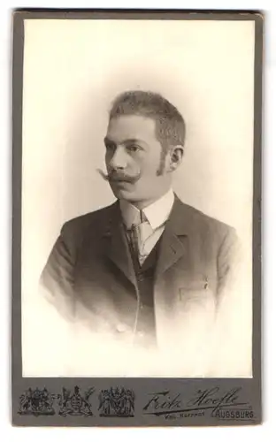 Fotografie Fritz Hoefle, Augsburg, Portrait bürgerlicher Herr im Anzug mit Schnauzbart
