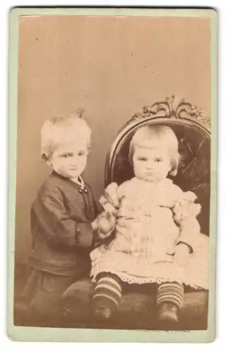 Fotografie W. Johannes & Singer, Passau, Grabengasse 476, Portrait Kinderpaar in hübscher Kleidung