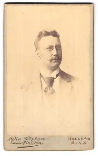 Fotografie Fritz Möller, Halle a / S., Poststrasse 13, Portrait stattlicher Herr mit Zwicker und Schnurrbart