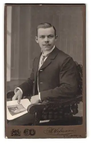 Fotografie Ph. Hofmann, Stollberg i / S., Portrait bürgerlicher Herr mit Foto auf Stuhl sitzend