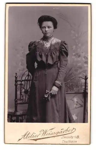 Fotografie Atelier Weissgärber, Zwönitz i / S., Portrait junge Dame im hübschen Kleid mit Blume
