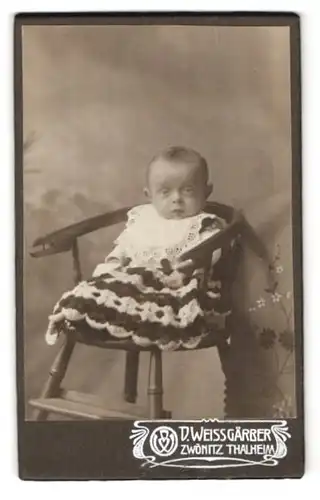 Fotografie D. Weissgärber, Zwönitz, Portrait niedliches Baby im hübschen Kleid mit Latz