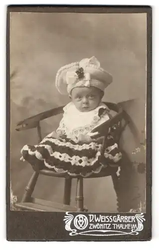 Fotografie D. Weissgärber, Zwönitz, Portrait niedliches Baby im hübschen Kleid mit Hut