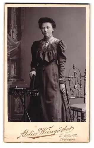 Fotografie Atelier Weissgärber, Zwönitz i / S., Portrait bürgerliche Dame mit Buch an Tisch gelehnt