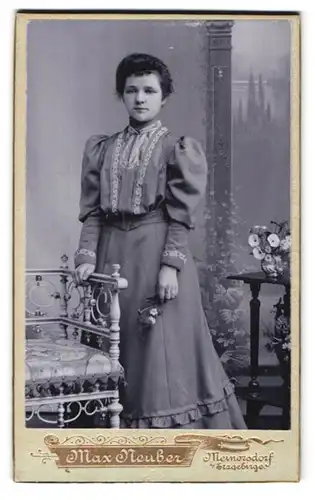 Fotografie Max Neuber, Meinersdorf i / Erzgebirge, Portrait junge Dame im hübschen Kleid mit Blume