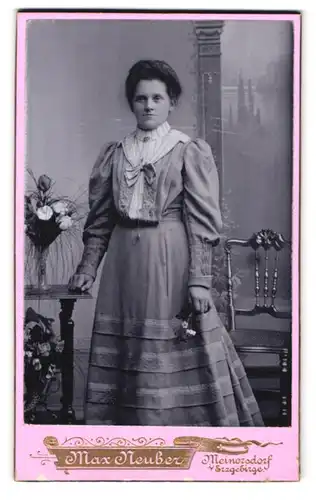 Fotografie Max Neuber, Meinersdorf i / Erzgebirge, Portrait bürgerliche Dame mit Blume an Tisch gelehnt