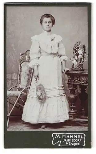 Fotografie M. Hähnel, Jahnsdorf i / Erzgeb., Portrait junge Dame im weissen Kleid mit Fächer