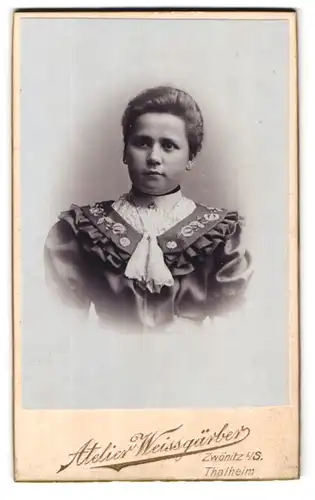 Fotografie Atelier Weissgärber, Zwönitz i / S., Portrait junge Dame im hübschen Kleid