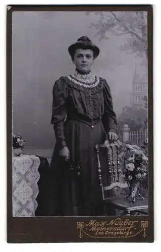 Fotografie Max Neuber, Meinersdorf i / Erzgebirge, Portrait bürgerliche Dame mit Blume an Stuhl gelehnt