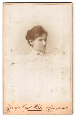 Fotografie Ernst Höfer, Berlin-C, Gontard-Strasse 4, Portrait junge Dame im weissen Kleid