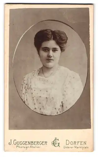 Fotografie J. Guggenberger, Dorfen, Portrait junge Dame mit moderner Frisur