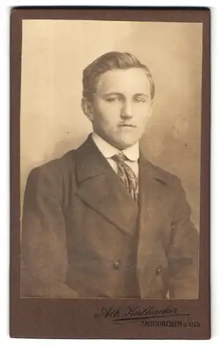 Fotografie Alb. Keilhacker, Taufkirchen a. Vils, Portrait junger Mann im Anzug mit Krawatte