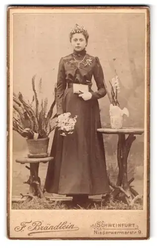 Fotografie F. Brändlein, Schweinfurt, Niederwerrnerstrasse 9, Portrait junge Dame im hübschen Kleid mit Blumenstrauss