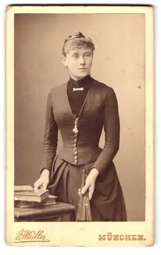 Fotografie Friedrich Müller, München, Amalienstrasse 9, Portrait bürgerliche Dame mit Fächer in der Hand
