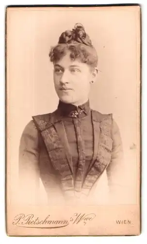 Fotografie P. Pietschmann`s Witwe, Wien, Portrait junge Dame mit Hochsteckfrisur