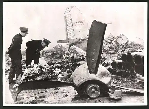 Fotografie Flughafen London, Flugzeug der BEA bei Blindlandung im dichten Nebel explodiert 1950