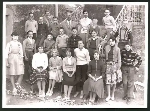 Fotografie Fotograf unbekannt, Ansicht Ludwigstadt, Schulklasse mit Lehrer 1960