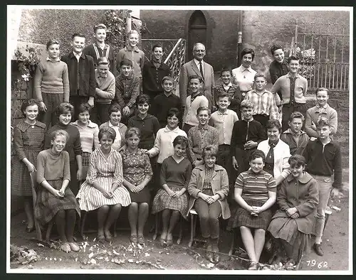 Fotografie Fotograf unbekannt, Ansicht Ludwigstadt, Schulklasse mit Lehrer 1962