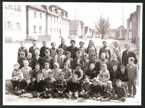 Fotografie Fotograf unbekannt, Ansicht Oberlangenstadt, Schulklasse vor dem Geschäftshaus Kaspar Kratzer 1964