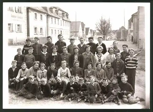 Fotografie Fotograf unbekannt, Ansicht Oberlangenstadt, Schulklasse mit Strassenansicht, Laden Kaspar Kratzer