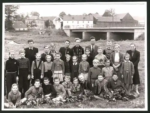 Fotografie Fotograf unbekannt, Ansicht Oberlangenstadt, Schulklasse mit Lehrer & Lehrerin am Ortsrand 1957