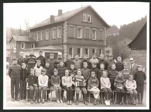 Fotografie Fotograf unbekannt, Ansicht Rothenkirchen-Pressig, Schulklasse mit Lehrer 1966