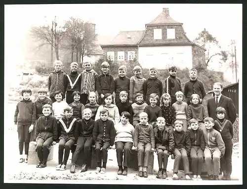 Fotografie Fotograf unbekannt, Ansicht Rothenkirchen-Pressig, Schulklasse mit Lehrer 1968