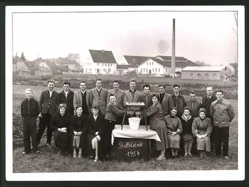 Fotografie Fotograf unbekannt, Ansicht Staffelstein, Schulklasse mit Übungs-Melkschemel vor Fabrikanlage 1957