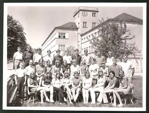 Fotografie Fotograf unbekannt, Ansicht Weissenstadt, Schulklasse vor dem Schulgebäude 1970