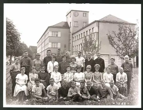 Fotografie Erwin Stenglein, Kulmbach, Ansicht Weissenstadt, Schulklasse von 1963 vor dem Schulgebäude