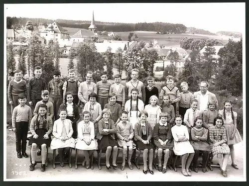 Fotografie Erwin Stenglein, Kulmbach, Ansicht Kronach, Schulklasse mit Lehrer am Schloss Fischbach 1961