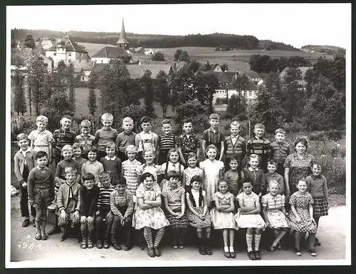 Fotografie Erwin Stenglein, Kulmbach, Ansicht Kronach, Schulklasse von 1961 mit Lehrerin am Schloss Fischbach