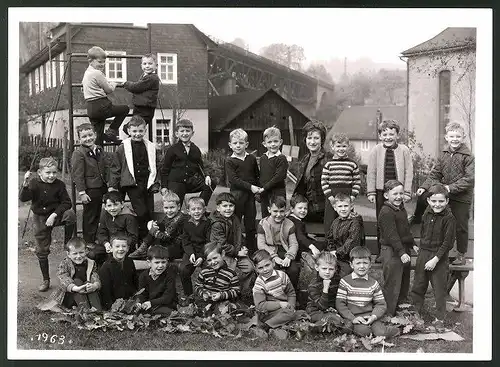 Fotografie Fotograf unbekannt, Ansicht Ludwigstadt, Klassenfoto Schulknaben mit Lehrerin 1963