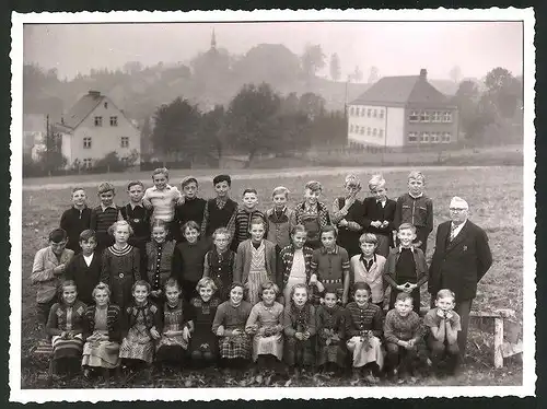 Fotografie Fotograf unbekannt, Ansicht Schauenstein, Schulklasse mit Lehrer am Ortsrand 1953
