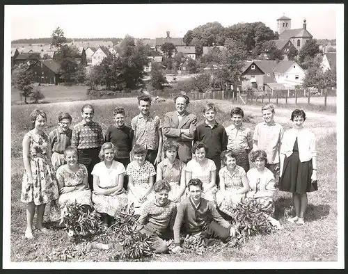 Fotografie Fotograf unbekannt, Ansicht Teuschnitz, Schulklasse mit Lehrer & Ortschaft im Hintergrund 1961