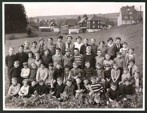 Fotografie Erwin Stenglein, Kulmbach, Ansicht Tettau, Schulklasse mit Blick zum Ort 1963