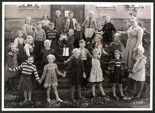 Fotografie Erwin Stenglein, Kulmbach, Ansicht Presseck, Schulklasse mit Lehrerin 1956