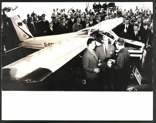 Fotografie Flughafen Frankfurt / Main, Deutschlandflug 1965, Prinz Konstantin von Bayern nebst Siegern & Flugzeug Cesna
