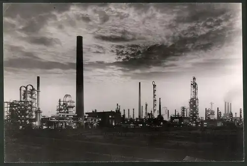 Fotografie Fotograf unbekannt, Ansicht Gelsenkirchen, Raffinerie der Gelsenberg Benzin AG, Grossformat 29 x 19cm
