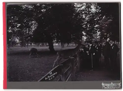 Fotografie Hermann Böberg, Berlin-Neukölln, Ansicht München, Herren am Schloss Nymphenburg