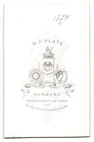 Fotografie H. F. Plate, Hamburg, Jungfernstieg 6, Portrait zwei junge Herren in adretten Anzügen mit Sommerhut und Stock